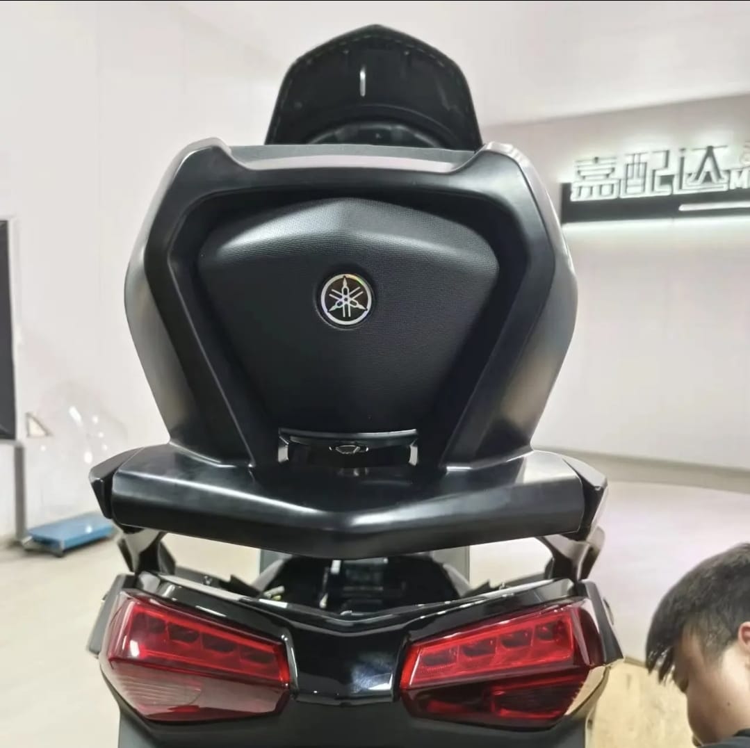 XMAX 125/300/400 2024 משענת גב