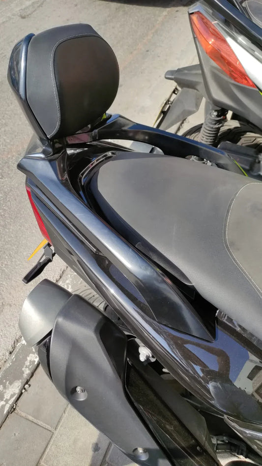 משענת גב ל-TMAX 530/560 – נוחות ותמיכה מקסימלית לרוכבים